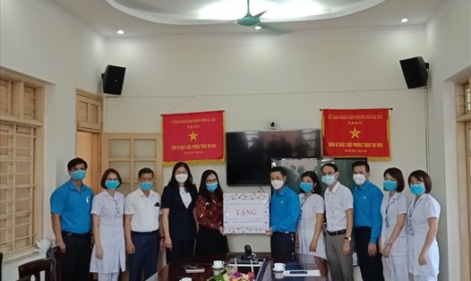Chủ tịch LĐLĐ Thành phố Hà Nội Nguyễn Phi Thường (thứ 6 từ phải sang) tặng quà Trung tâm y tế huyện Gia Lâm sáng 13.5. Ảnh: Ngọc Ánh