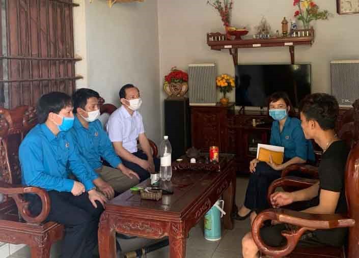 Đồng chí Võ Mạnh Sơn - Chủ tịch LĐLĐ tỉnh Thanh Hoá (áo sáng) thăm hỏi thân nhân người lao động. Ảnh: T. Tuấn