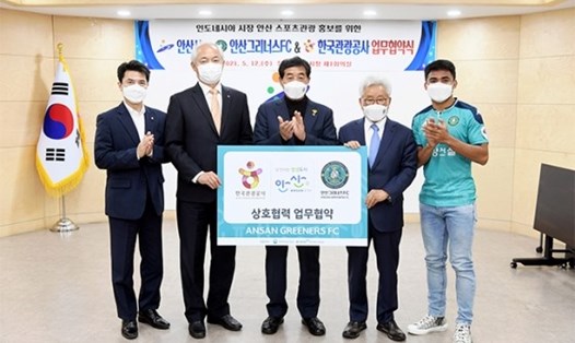 Hậu vệ Asnawi (ngoài cùng bên phải) làm Đại sứ danh dự của Tổ chức Du lịch Hàn Quốc. Ảnh: Ansan Greeners.
