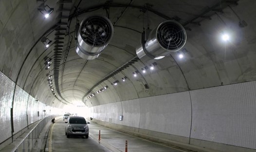 Các quy định và mức xử phạt về lỗi bật đèn chiếu sáng, dừng đỗ xe trong hầm đường bộ. Ảnh: TTXVN