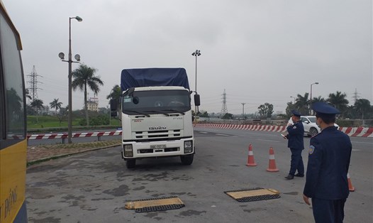 Lực lượng Thanh tra Giao thông Vận tải Hà Nội kiểm tra xe chở quả tải trọng. Ảnh: ĐT