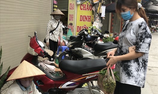 Công nhân Công ty TNHH Nissei Electric Hà Nội đi chợ mua thức ăn dự trữ vì dịch COVID-19. Ảnh: Phương - Hân