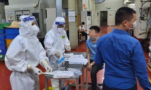 Xét nghiệm COVID-19 cho công nhân trong KCN Vân Trung (Việt Yên, Bắc Giang). Ảnh: PV