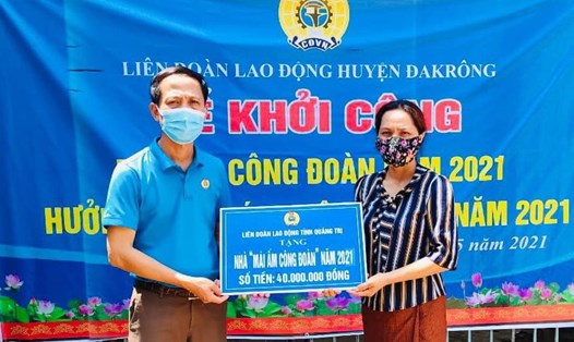 LĐLĐ huyện Đakrông trao tiền hỗ trợ xây dựng nhà ở "Mái ấm Công đoàn" cho chị Hồ Thị Cúc. Ảnh: Công đoàn Đakrông.