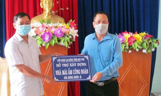 Chủ tịch LĐLĐ tỉnh Kon Tum Rơ Chăm Long (bên phải) trao Quyết định hỗ trợ xây dựng nhà “MẤCĐ" cho đoàn viên có hoàn cảnh khó khăn. Ảnh: Thanh Hòa