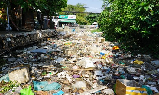 Một đoạn kênh Hy Vọng giáp đường Phan Huy Ích (quận Tân Bình) bị ngập rác, tháng 3.2021.  Ảnh: Minh Quân