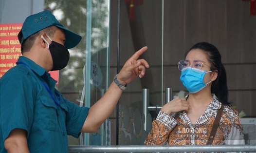 Cơ quan chức năng phong tỏa khu vực có bệnh nhân COVID-19 ở Hà Nội. Ảnh: Tùng Giang