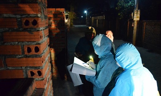 Các nhân viên y tế Quảng Ninh xuyên đêm truy vết các F tại thị xã Đông Triều trong đợi dịch COVID-19 bùng phát vào dịp Tết Nguyên Đán 2021. Ảnh: CTV