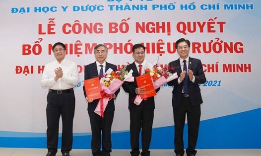 Lãnh đạo nhà trường trao nghị quyết bổ nhiệm Phó Hiệu trưởng cho TS Hà Mạnh Tuấn (thứ 2 từ trái) và PGS.TS Ngô Quốc Đạt (thứ 3 từ trái) vào chiều 5.4. Ảnh: N.T
