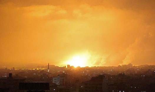 Khói và lửa bốc lên sau khi lực lượng Israel tiến hành các cuộc tấn công. Ảnh: AFP