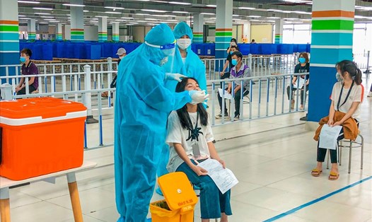 Xét nghiệm COVID-19 cho công nhân lao động Công ty TNHH Luxshare ICT Việt Nam (Vân Trung). Ảnh: Nguyễn Huyền