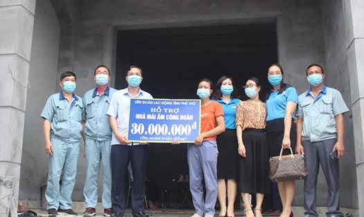Đại diện lãnh đạo LĐLĐ tỉnh trao biểu trưng hỗ trợ xây dựng nhà Mái ấm Công đoàn cho đoàn viên Dương Thị Ninh. Ảnh: Mai Hoa