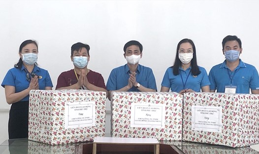 Đoàn công tác của LĐLĐ tỉnh tặng khẩu trang y tế và nước rửa tay sát khuẩn, hỗ trợ công tác phòng, chống dịch COVID-19 cho CĐCS Công ty TNHH sản phẩm thể thao Bai Sheng. Ảnh: Mai Hoa