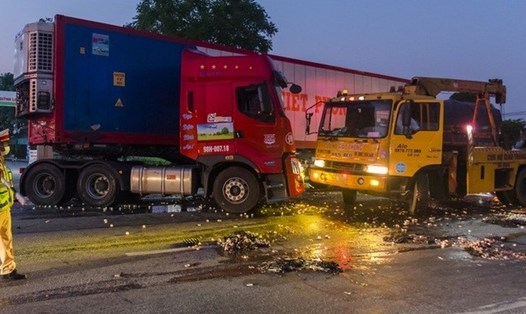 CSGT huyện Quỳnh Lưu có mặt kịp thời để xử lý vụ tai nạn đồng thời phân luồng giao thông. Ảnh: N.T