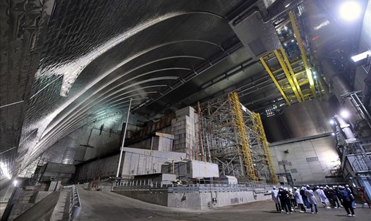 Cấu trúc bê tông được gọi là Shelter niêm phong phần còn lại của lò phản ứng số 4  máy điện hạt nhân Chernobyl. Ảnh: AFP