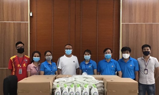 LĐLĐ huyện Diễn Châu (Nghệ An) tặng 6.000 khẩu trang và nước sát khuẩn cho công nhân Công ty TNHH Viet Glory. Ảnh: Duy Từ