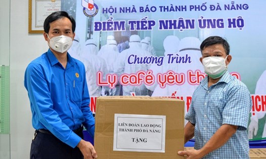 Ông Nguyễn Duy Minh (trái), Chủ tịch LĐLĐ thành phố Đà Nẵng tham gia ứng cử đại biểu Quốc hội khóa XV. Ảnh: Tường Minh