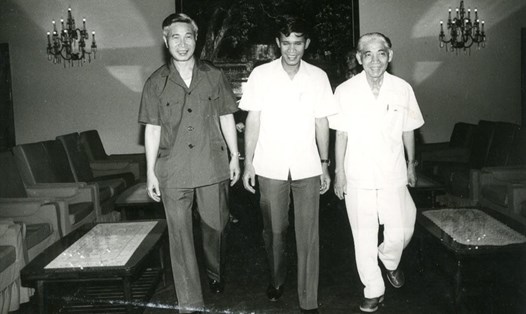Bộ trưởng Bộ Ngoại giao Nguyễn Cơ Thạch, Bộ trưởng Bộ Ngoại giao Campuchia Hun Sen và Bộ trưởng Bộ Ngoại giao Lào Phoune Sipaseuth tại Hội nghị Bộ trưởng Bộ Ngoại giao Campuchia - Lào - Việt Nam lần thứ 11 tại Phnom Penh, tháng 8.1985. Ảnh: TTXVN