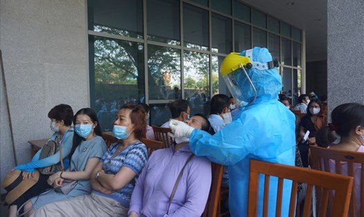 Ngành y tế lấy mẫu xét nghiệm cho những người làm việc ở Trung tâm Hành chính Đà Nẵng. Ảnh: Hữu Long