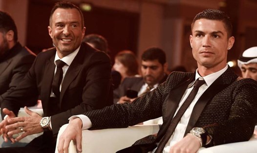 Jorge Mendes (trái) là người có ảnh hưởng lớn nhất đối với sự nghiệp của Ronaldo. Ảnh: AFP.