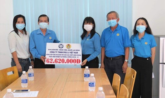 Tiếp nhận kinh phí ủng hộ do Công đoàn cơ sở Công ty TNHH Pou Li Việt Nam trao. Ảnh LĐLĐ Tây Ninh