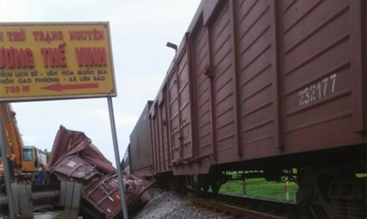 Hiện trường vụ va chạm giữa tàu sắt chở hàng và container tại huyện Vụ Bản (tỉnh Nam Định) vào sáng nay 15.5. Ảnh: CTV.