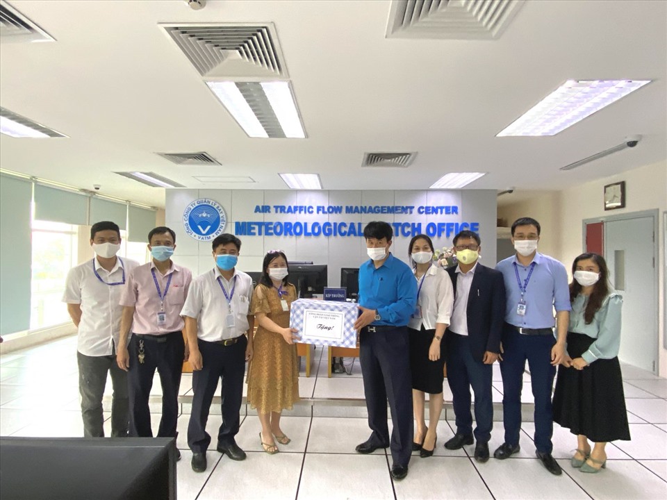 Chủ tịch Công đoàn Giao thông Vận tải Việt Nam Đỗ Nga Việt (thứ 5 từ phải sang) đến thăm và trao hỗ trợ đoàn viên Trung tâm Cảnh báo thời tiết thuộc Trung tâm Khí tượng hàng không. Ảnh: CĐGTV