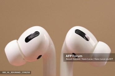 AirPods 3 của Apple được cho là có "ngoại hình" tương tự AirPods Pro. Ảnh: AFP