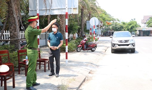 Tất cả công dân đến Thừa Thiên Huế đều phải khai báo y tế bắt buộc để phòng chống dịch COVID-19. Ảnh: P. Đạt.