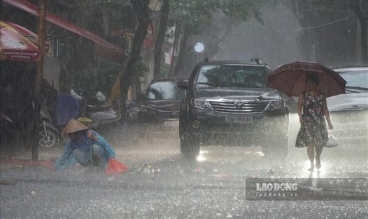 Kinh nghiệm "vàng" lái xe an toàn trong trời mưa bão lớn. Ảnh: LĐO