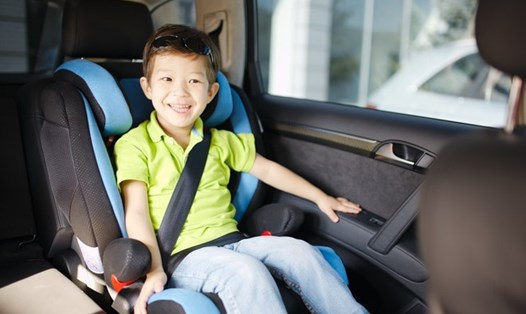Cho bé đi xe ôtô, bố mẹ cần chú ý những nguyên tắc đảm bảo an toàn. Ảnh: ĐGX