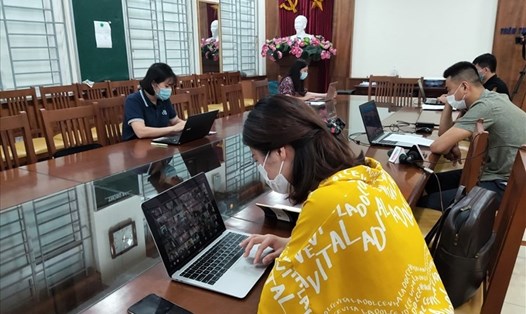 Giáo viên Trường THPT chuyên Ngoại ngữ (Trường ĐH Ngoại ngữ) tập dượt cho học sinh làm bài kiểm tra cuối học kỳ bằng hình thức trực tuyến. Ảnh: Bích Hà