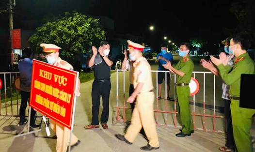 Lực lượng chức năng dỡ bỏ chốt phong tỏa phòng dịch COVID-19 ở xã Tượng Sơn (huyện Thạch Hà, tỉnh Hà Tĩnh) tối 15.5. Ảnh: Thúy Quỳnh