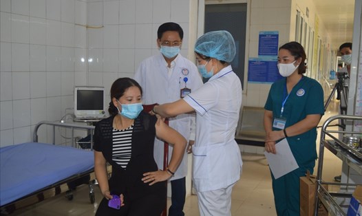 Cán bộ, nhân viên y tế Bệnh viện Sản-Nhi Yên Bái được tiêm phòng vaccine phòng dịch COVID-19. Ảnh: CĐYB