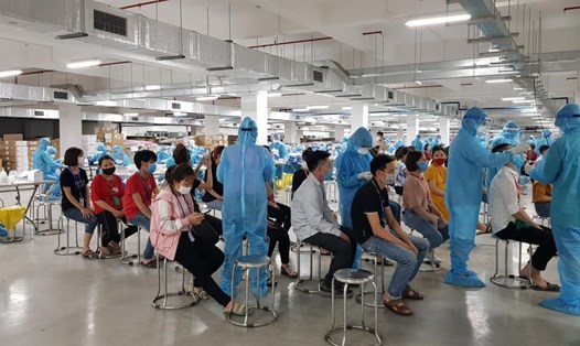 Lấy mẫu xét nghiệm cho hàng chục nghìn công nhân khu công nghiệp ở Bắc Giang. Ảnh: Bộ Y tế