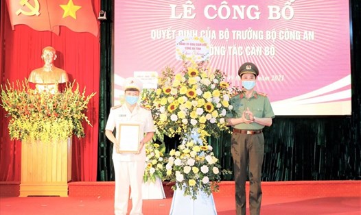 Tân Phó Giám đốc Công an tỉnh Lai Châu (trái) được bổ nhiệm trong tuần qua. Ảnh: Cổng thông tin Lai Châu