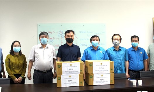 Đoàn công tác của Liên đoàn Lao động tỉnh cùng với Công đoàn các Khu công nghiệp tỉnh tặng 7.500 khẩu trang y tế, 100 chai nước sát khuẩn cho công ty TNHH công nghệ Nammuga Phú Thọ. Ảnh: Hồng Huế