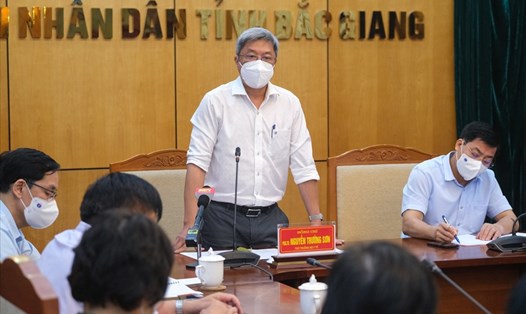 Thứ trưởng Bộ Y tế Nguyễn Trường Sơn phát biểu tại buổi làm việc với UBND tỉnh Bắc Giang. Ảnh: Bộ Y tế