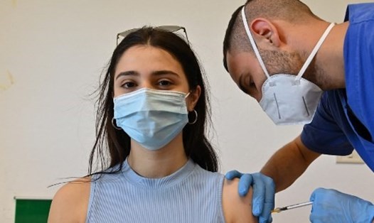 Nhân viên y tế tiêm chủng vaccine COVID-19 của Pfizer cho một phụ nữ ở đảo Pelagie, miền nam Italia, ngày 15.5. Ảnh: AFP
