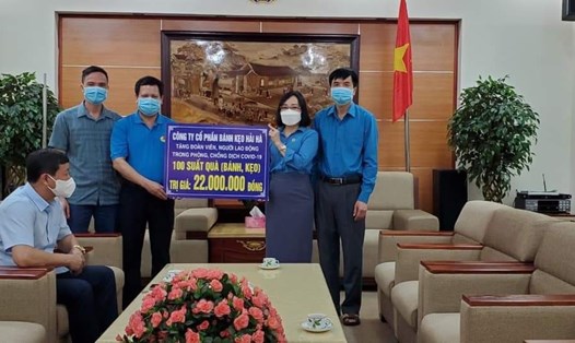 Liên đoàn Lao động tỉnh Bắc Ninh tiếp nhận tiền, hiện vật ủng hộ người lao động bị nhiễm COVID-19, thuộc diện F1. Ảnh: Ngọc Tú