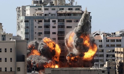 Tòa nhà văn phòng các hãng tin quốc tế ở Gaza bị Israel không kích đánh sập hôm 15.5. Ảnh: AFP