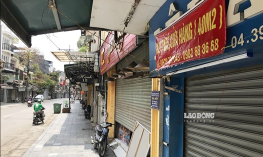 Các vị trí vàng trên một con phố ở Hà Nội đều được chủ nhà treo biển cho thuê từ lâu nhưng chưa tìm được khách thuê. Ảnh: Minh Ngọc