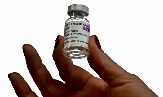 Một nhân viên y tế cầm lọ vaccine AstraZeneca ở Tây Ban Nha. Ảnh: AFP