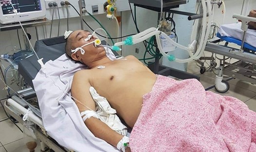 Anh Nguyễn Văn Bản đang được điều trị tại Bệnh viện Hữu Nghị Đa khoa Nghệ An. Ảnh: Phạm Nhật