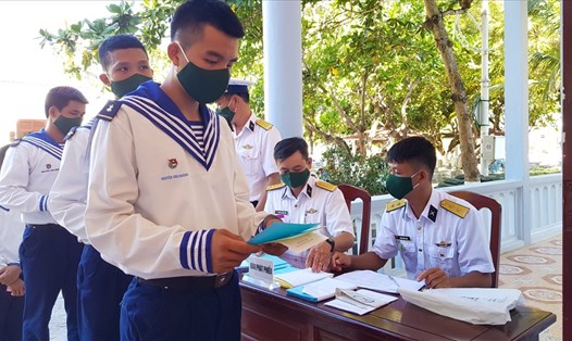 Cử tri đảo Sơn Ca nhận phiếu bầu cử. Ảnh: Nguyễn Ninh