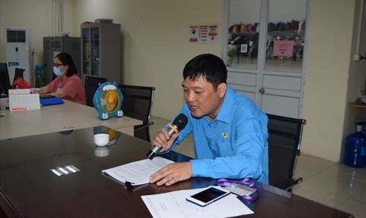 Cán bộ Công đoàn tuyên truyền bầu cử tới CNLĐ huyện Nam Sách (Hải Dương) thông qua hệ thống loa truyền thanh doanh nghiệp. Ảnh Diệu Thuý