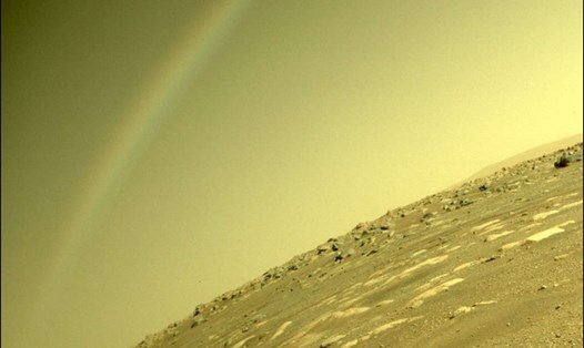 Bức ảnh của tàu thăm dò NASA trên bầu trời sao Hỏa đầy bụi giống như chụp cầu vồng. Ảnh: NASA