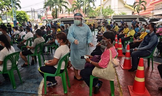 Nhân viên y tế chuẩn bị tiêm chủng cho người dân ở khu Klong Toey, một trong những khu vực có số ca COVID-19 cao nhất ở thủ đô Bangkok, Thái Lan. Ảnh: AFP.
