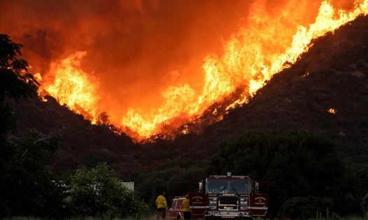 Khói lửa bốc lên do cháy rừng tại California, Mỹ. Ảnh: AFP