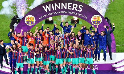 Các cầu thủ nữ Barcelona lần đầu tiên vô địch Châu Âu. Ảnh: UEFA